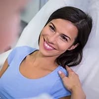 Patiente satisfaite après une chirurgie esthétique en Tunisie