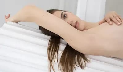 Patiente en convalescence après une chirurgie esthétique en Tunisie