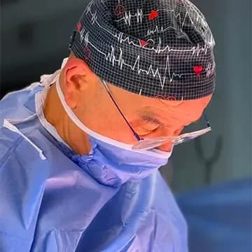 Intervention de chirurgie esthétique réalisée au bloc opératoire à Tunis