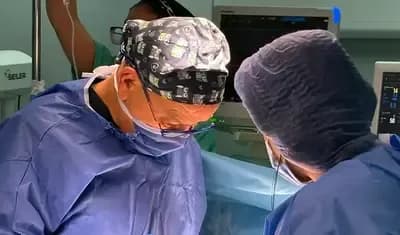 Intervention de chirurgie esthétique réalisée au bloc opératoire à Tunis