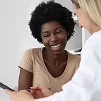 Patiente en consultation de chirurgie esthétique en Tunisie