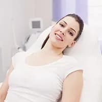 Patiente satisfaite après une chirurgie esthétique réalisée en Tunisie