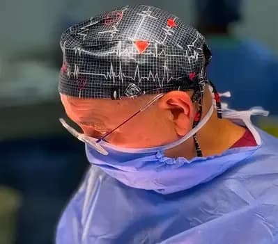 Portrait du Dr Taher Djemal, spécialiste en chirurgie esthétique en Tunisie