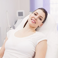 Équipe médicale de Servihealth prenant soin d'une patiente en consultation