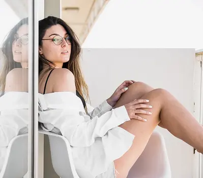 Infirmière de Servihealth souriante assistant un patient après une intervention