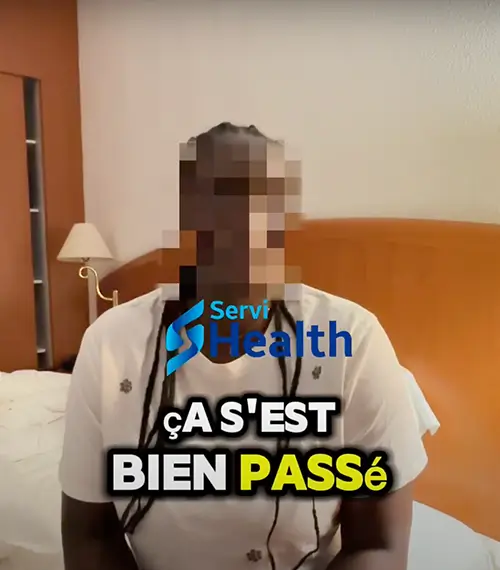 Photo d'une patiente contente après une augmentation mammaire avec le Dr Djemal chez Servihealth